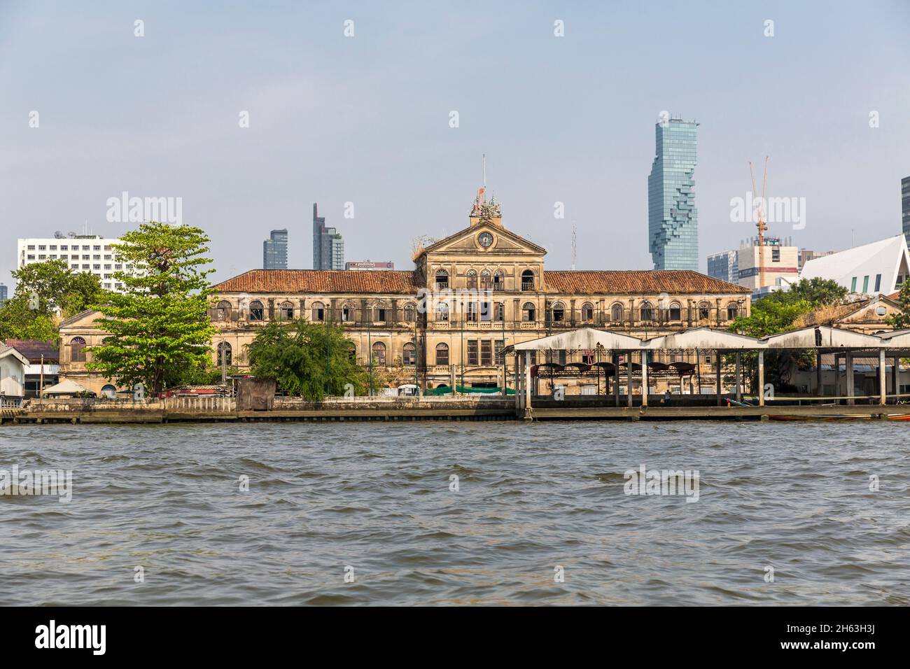 vecchia dogana casa, edificio coloniale, costruito nel 1888, dietro la torre maha nakhon, fiume chao phraya, bangkok, thailandia, asia Foto Stock