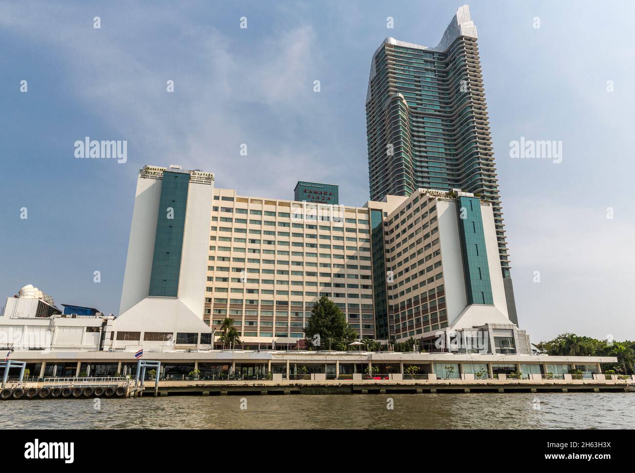 ramada plaza hotel lungo il fiume, sul retro menam residences condominium, chao phraya fiume, bangkok, thailandia, asia Foto Stock