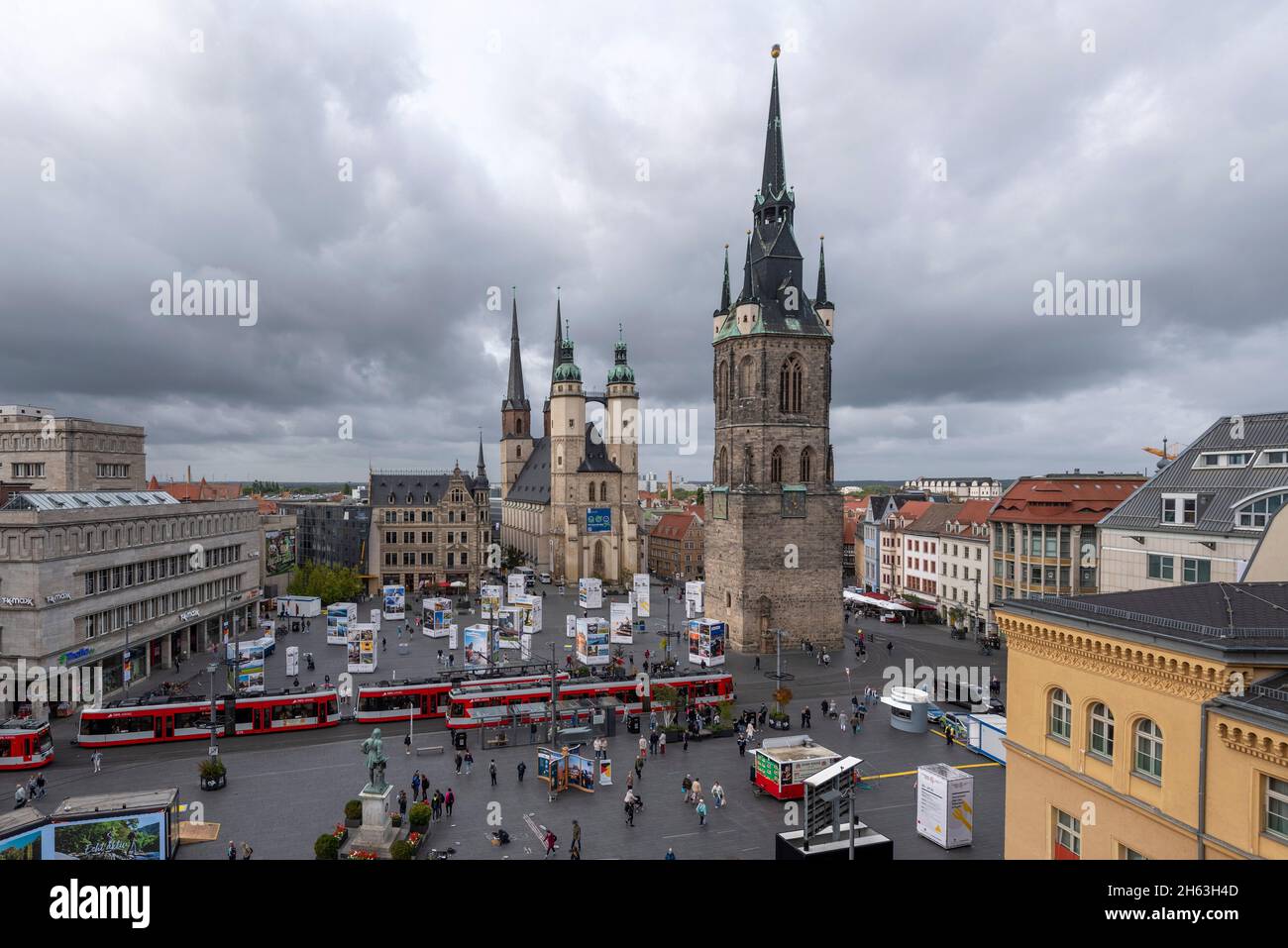 piazza del mercato con marienkirche, roter turm, halle an der saale, sassonia-anhalt, germania Foto Stock