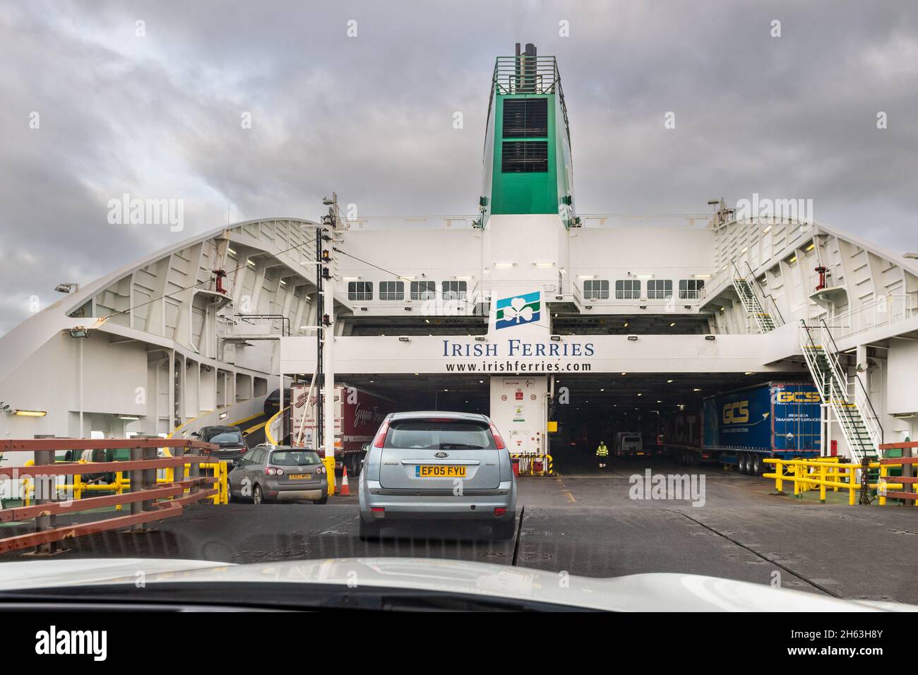 Imbarco della nave Irish Ferries 'Ulysses' al Porto di Holyhead, Galles del Nord, Regno Unito. Foto Stock