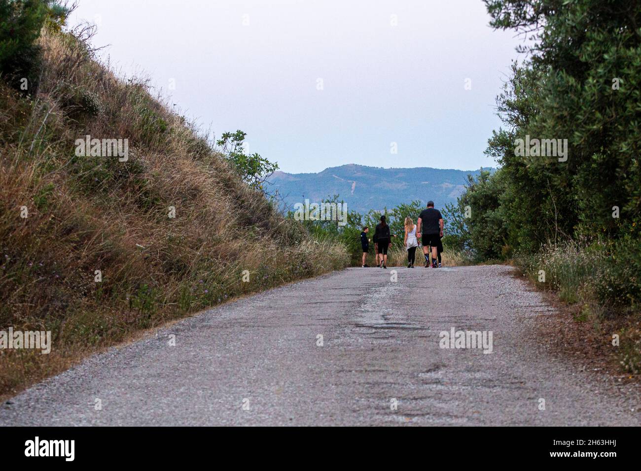 un gruppo di escursionisti che camminano su una collina al mattino presto godendo l'alba in andalusia Foto Stock