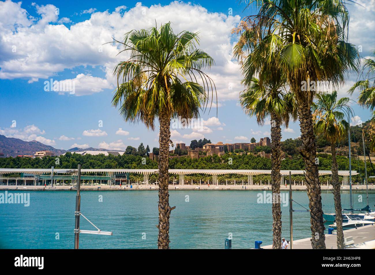 malaga,spagna: fotografia di strada dalla passeo del muelle dos (seconda passeggiata portuale), lungo il porto di malaga che ha aperto nel 2011. Foto Stock