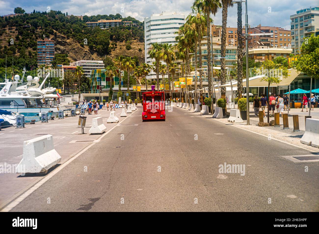 malaga,spagna: fotografia di strada dalla passeo del muelle dos (seconda passeggiata portuale), lungo il porto di malaga che ha aperto nel 2011. Foto Stock