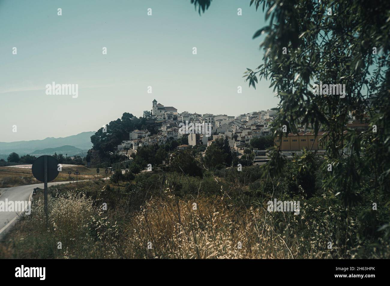 vista del villaggio bianco con la chiesa in cima, alozaina, provincia di malaga, nella regione del parco nazionale sierra de las nieves, andalusia, spagna Foto Stock
