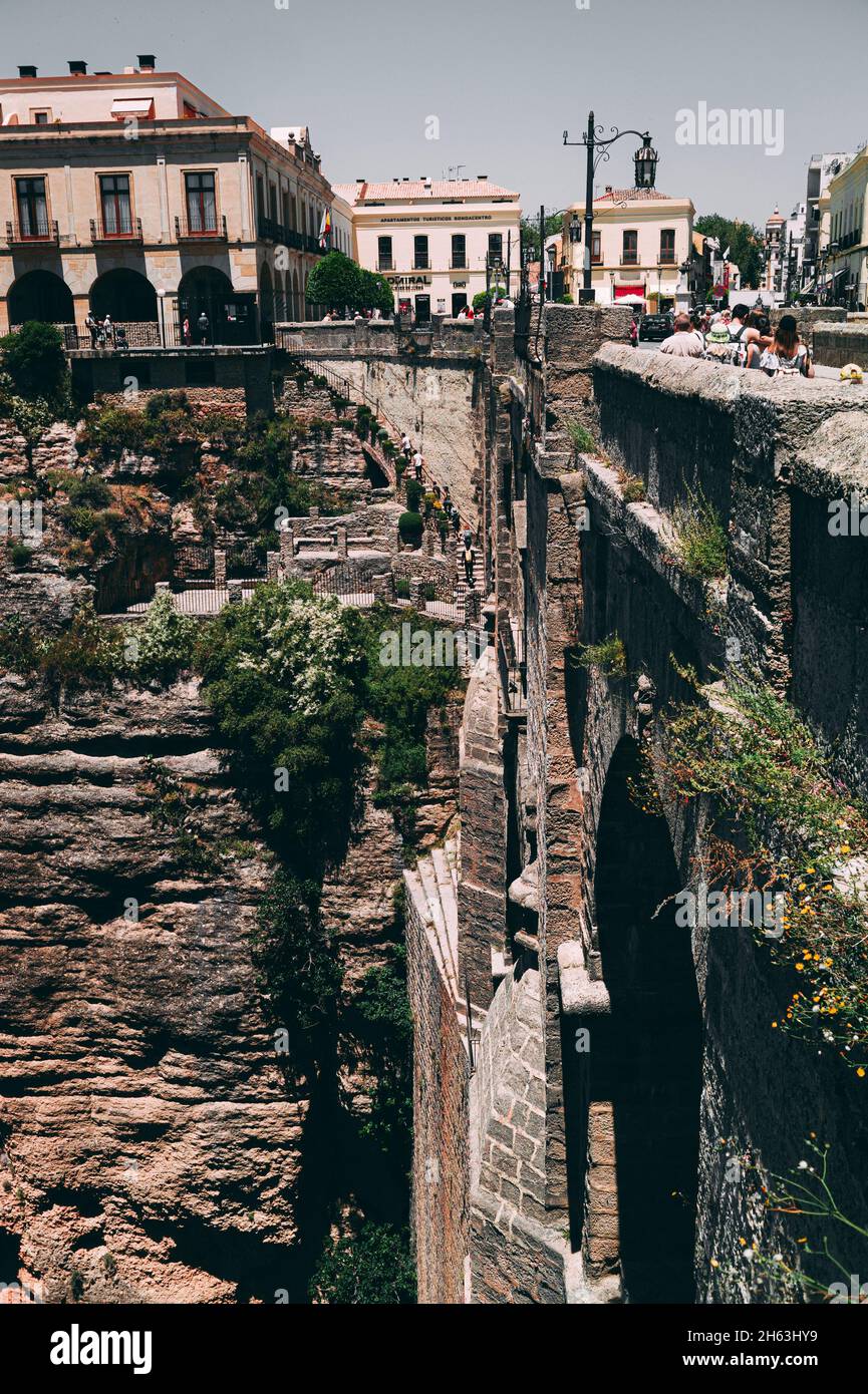 il puente nuevo ('nuovo ponte') si estende su un abisso di 120 metri che porta il fiume guadaleva-­n e divide la città di ronda, la gola del tajo. ronda, provenza di malaga, andalusia, spagna. Foto Stock