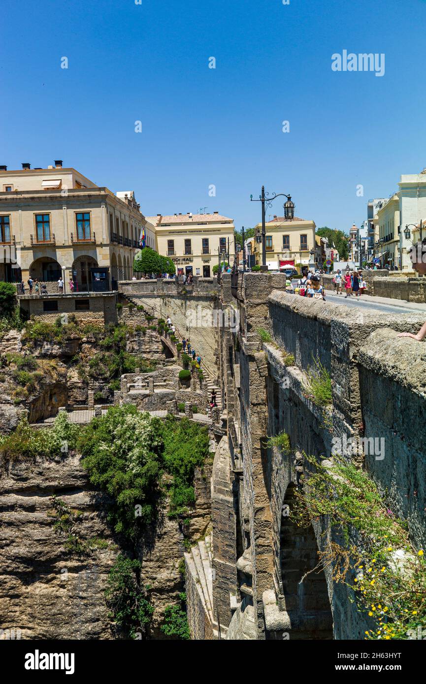 il puente nuevo ('nuovo ponte') si estende su un abisso di 120 metri che porta il fiume guadaleva-­n e divide la città di ronda, la gola del tajo. ronda, provenza di malaga, andalusia, spagna. Foto Stock