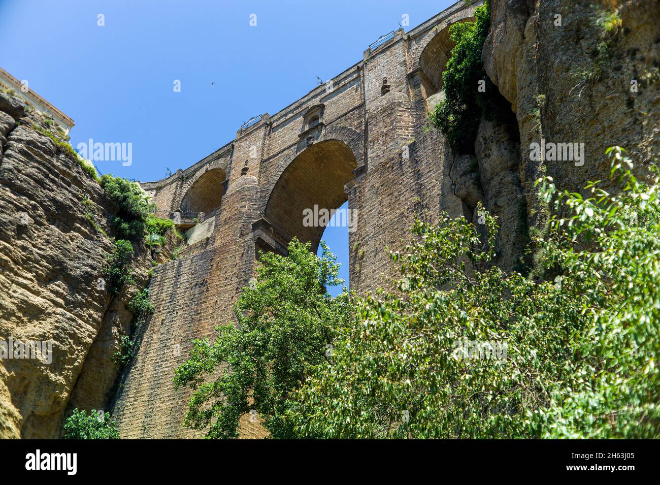 il puente nuevo ('nuovo ponte') si estende su un abisso di 120 metri che porta il fiume guadaleva-­n e divide la città di ronda, la gola del tajo. ronda, provenza di malaga, andalusia, spagna. Foto Stock