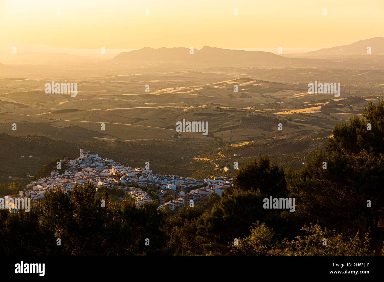 la splendida alba copre la catena montuosa e la foresta di montagna con luce al parco naturale della sierra de las nieves, andalusia, spagna (hdr) Foto Stock