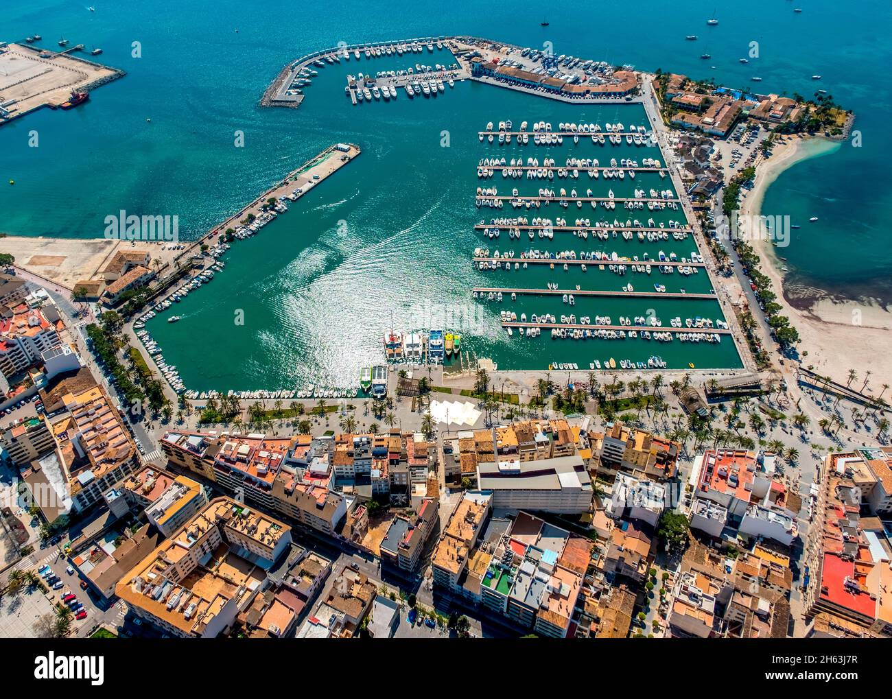 vista aerea,porto di alcudia,porto turistico,barche a vela,porto d'alcudia,acqua turchese,alcudia,pla de na tesa,cabaneta (sa),mallorca,isola delle baleari,isole baleari,baleares,spagna Foto Stock