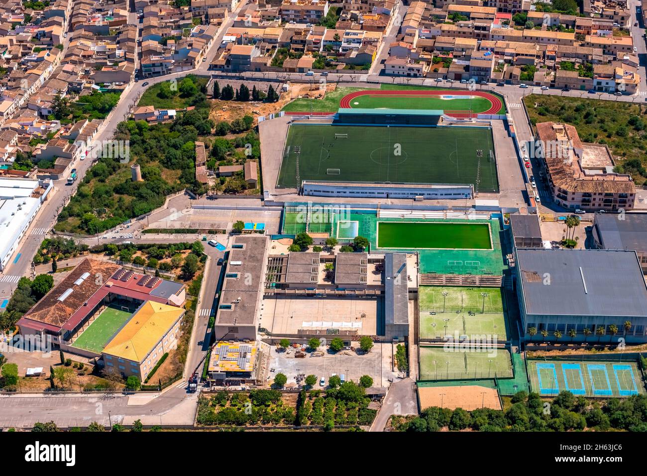 vista aerea,centro sportivo camp de futbol de muro,scuola ceip guillem ballester i cerdó,muro,mallorca,isole baleari,spagna Foto Stock