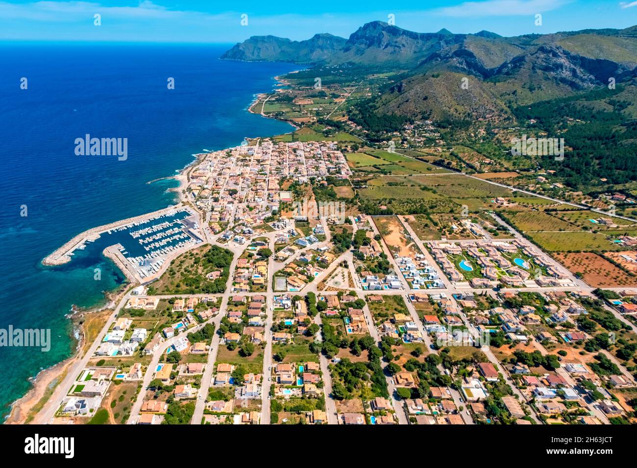 vista aerea, yacht porto e club nautico colonia san pedro, vista città colonia de sant pere, mallorca, isole baleari, spagna Foto Stock