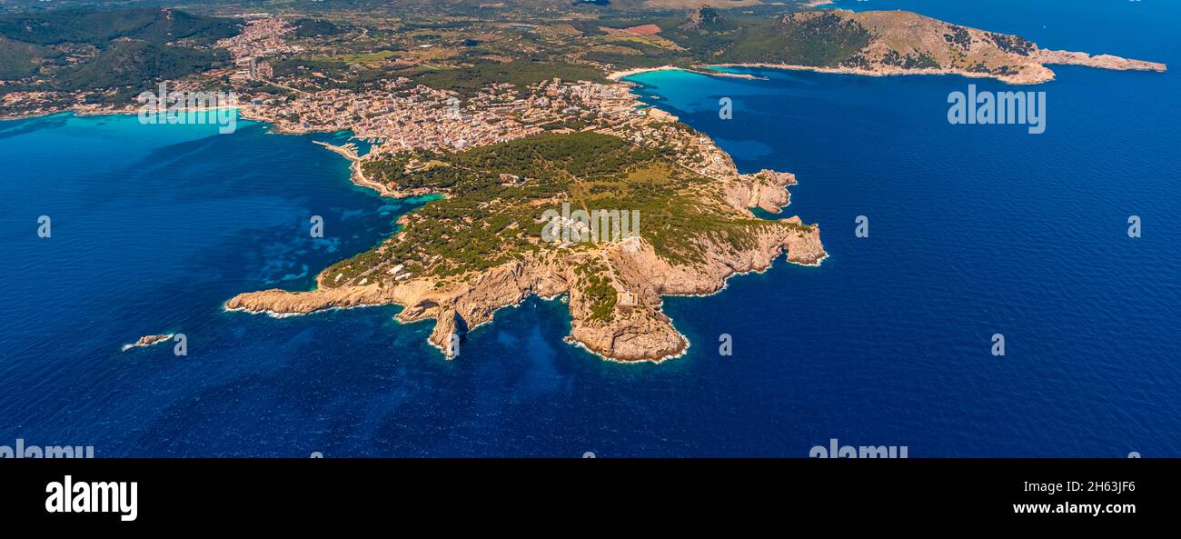 foto aerea, cala agulla e cala rajada con faro far de capdepera su punta de capdepera, isole baleari, maiorca, capdepera, spagna Foto Stock