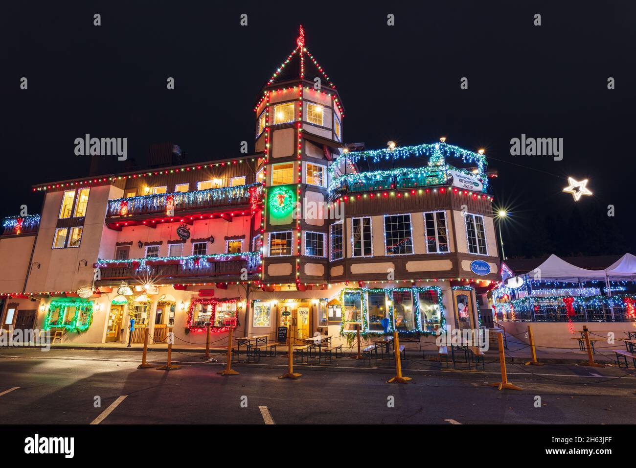 Leavenworth, Washington scena invernale con luci di Natale in Foto Stock