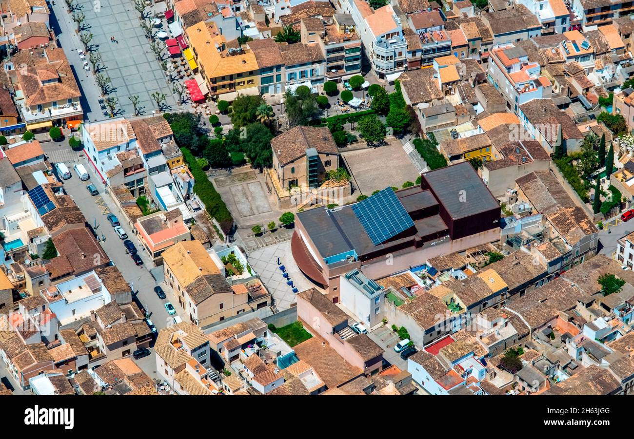 veduta aerea,artà teatro comunale,fundació teatre municipal d'artà,vicino alla biblioteca municipal na battlessa,artà,isole baleari,maiorca,spagna Foto Stock