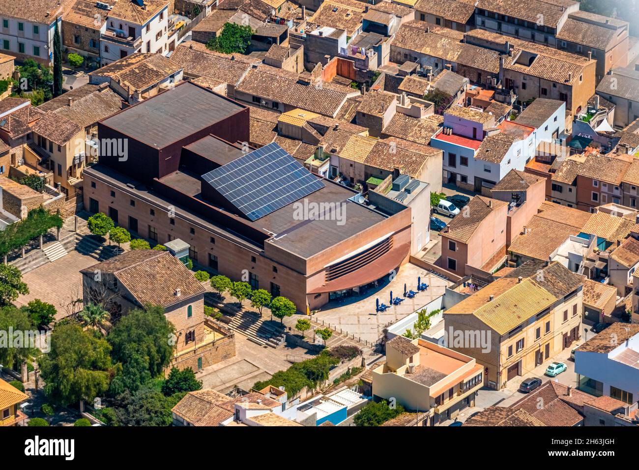 veduta aerea,artà teatro comunale,fundació teatre municipal d'artà,vicino alla biblioteca municipal na battlessa,artà,isole baleari,maiorca,spagna Foto Stock