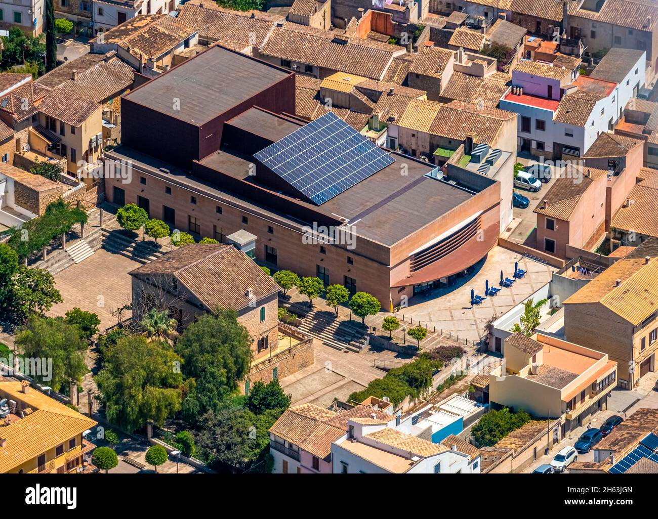 veduta aerea,artà teatro comunale,fundació teatre municipal d'artà,vicino alla biblioteca municipal na battlessa,artà,isole baleari,maiorca,spagna Foto Stock