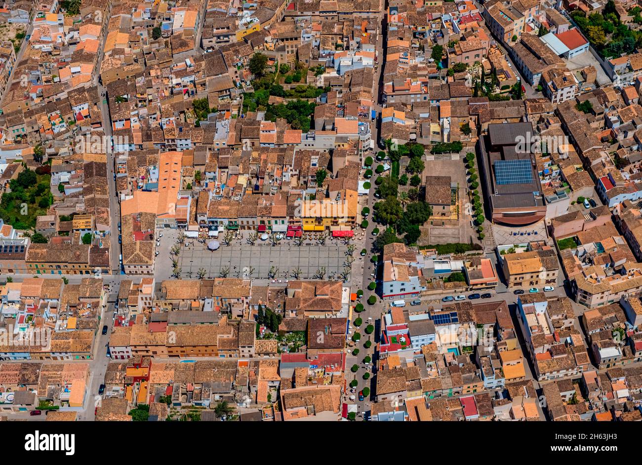 veduta aerea,centro città con piazza del mercato plaza del conqueridor,teatro comunale artà,fundació teatre municipal d'artà,vicino biblioteca municipal na battlessa,artà,isole baleari,maiorca,spagna Foto Stock
