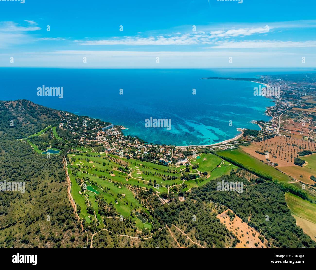 vista aerea, baia e resort di costa dels pin, campo da golf, son servera, europa, maiorca, isole baleari, spagna Foto Stock