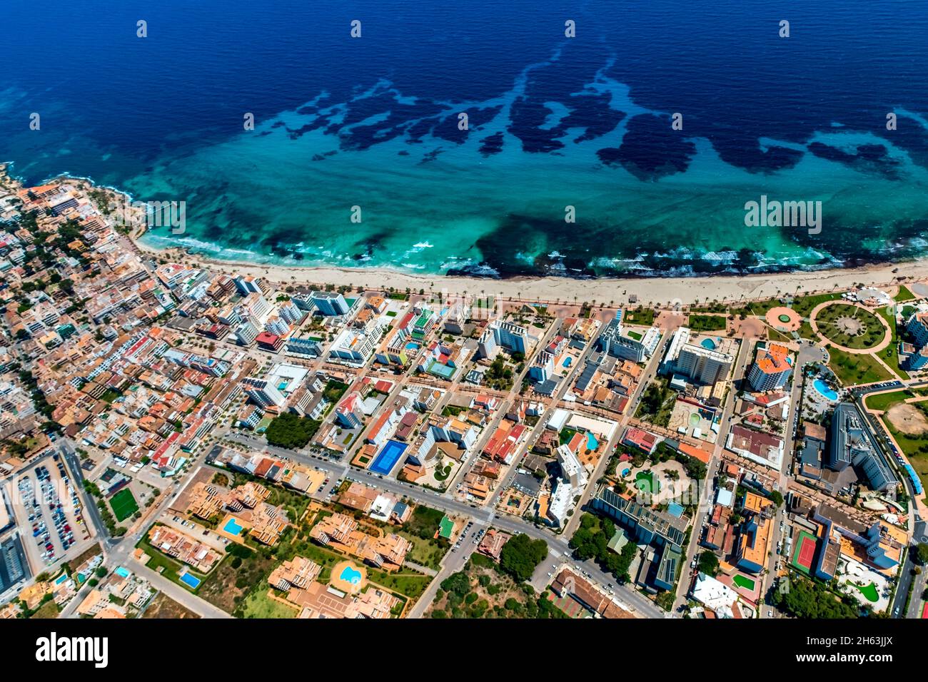 foto aerea,cala millor con spiaggia sabbiosa nella baia badia de son servera,mallorca,europa,isole baleari,spagna Foto Stock