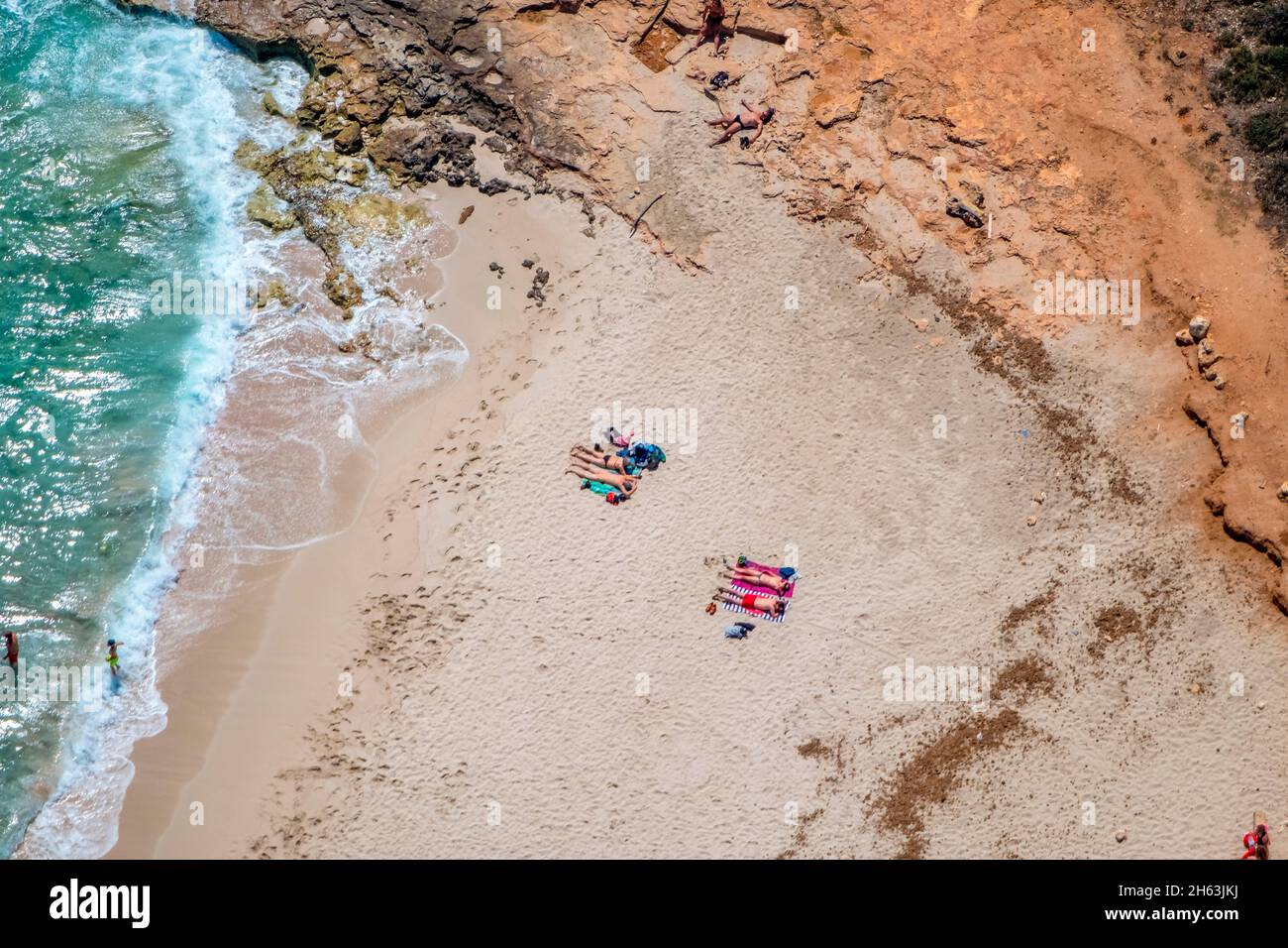 vista aerea, bagnanti sulla spiaggia sabbiosa nella baia di cala varques, manacor, mallorca, europa, isole baleari, spagna Foto Stock