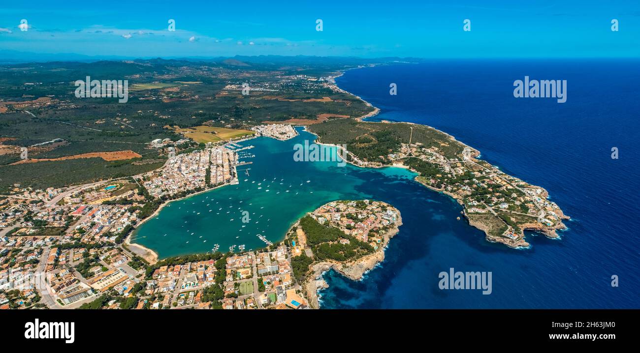 vista aerea, vista sulla città e porto turistico di portocolom, felanitx, isole baleari, maiorca, spagna Foto Stock