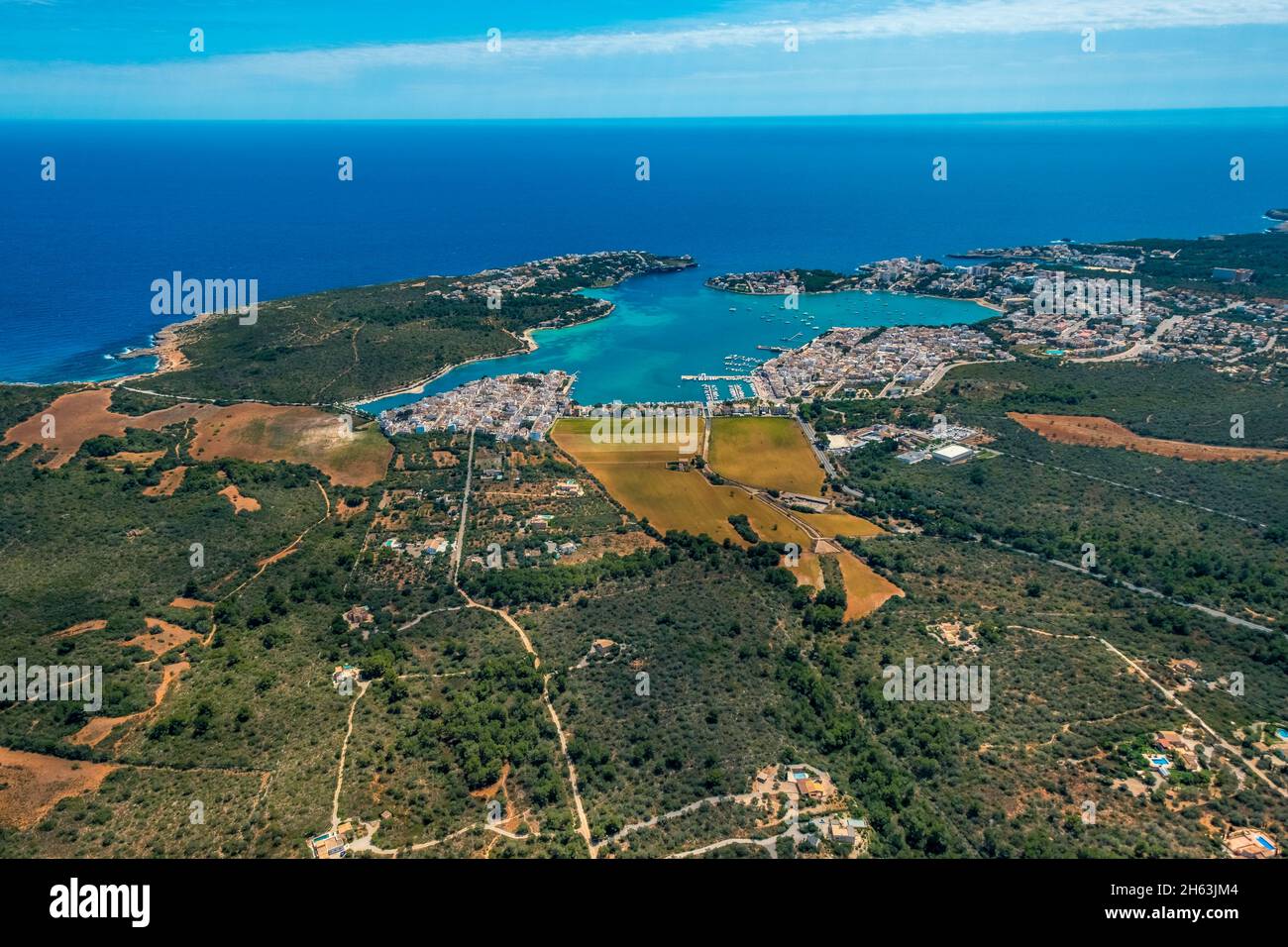 vista aerea, vista sulla città e porto turistico di portocolom, felanitx, isole baleari, maiorca, spagna Foto Stock