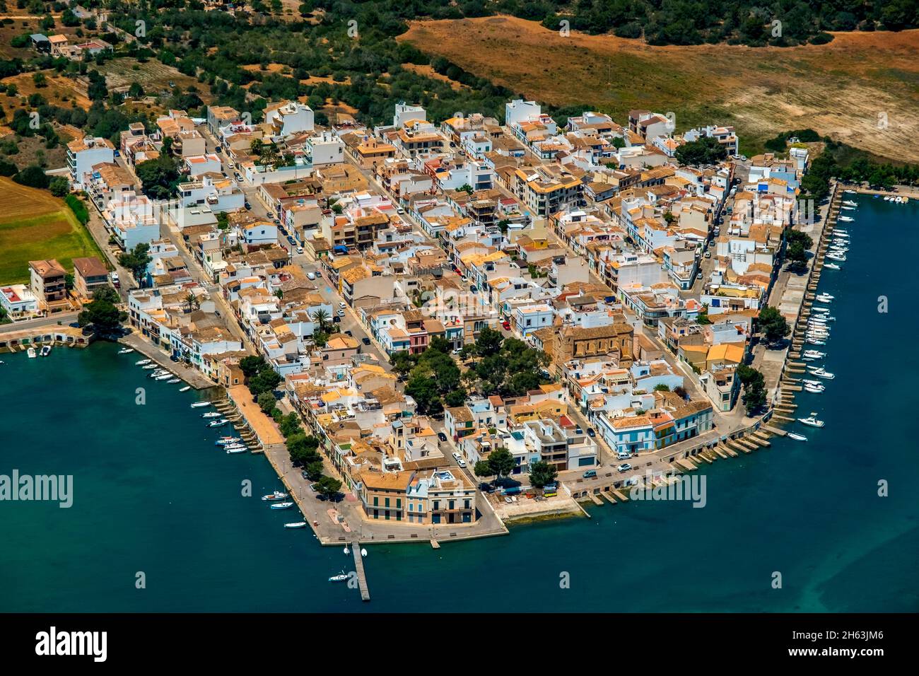 vista aerea, case vacanze e case con ormeggi barche nel porto di portocolom, felanitx, isole baleari, maiorca, spagna Foto Stock