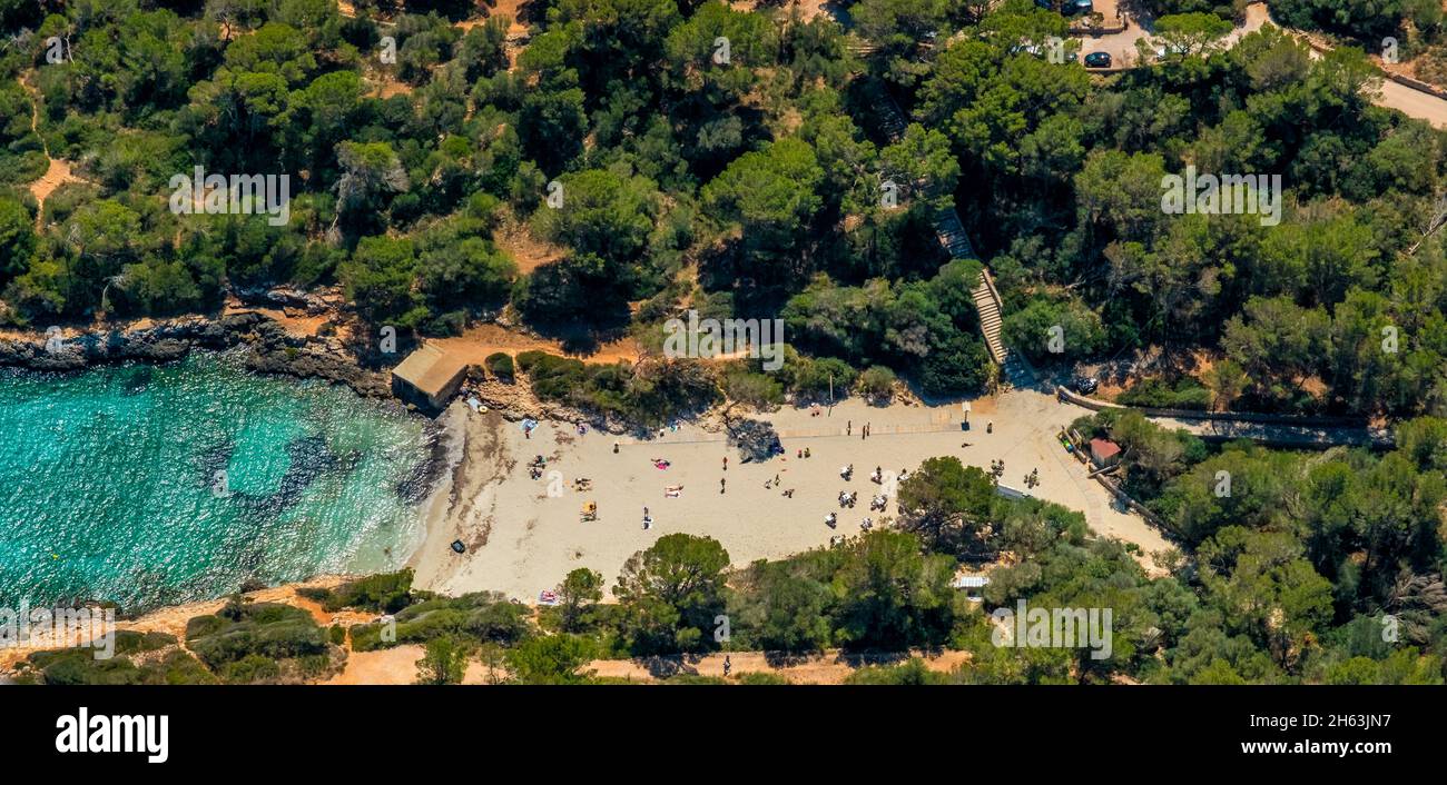 vista aerea, baia e spiaggia di cala sa nau, felanitx, isole baleari, maiorca, spagna Foto Stock