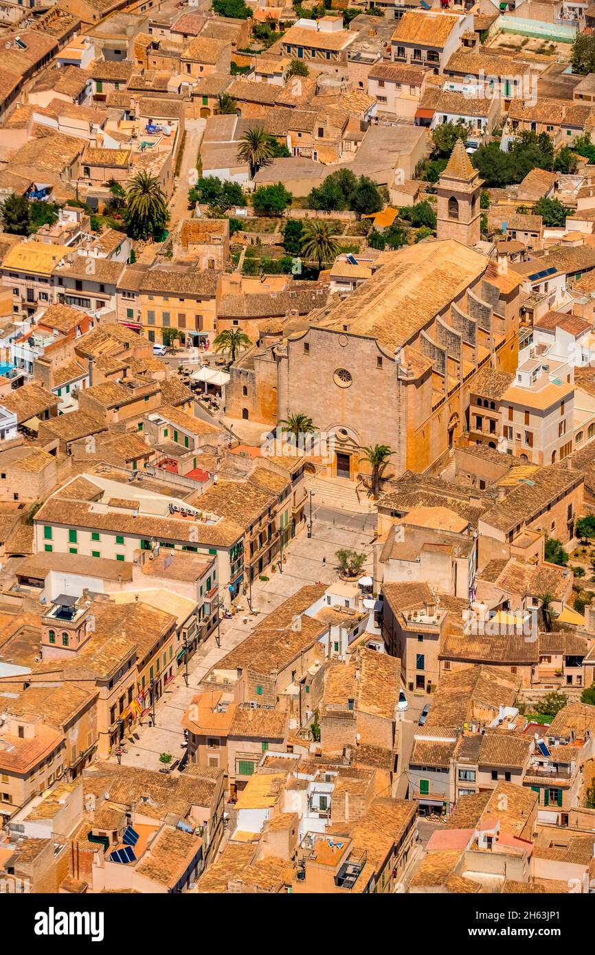 veduta aerea,città vecchia e chiesa di sant andreu in santanyí,europa,isole baleari,spagna Foto Stock