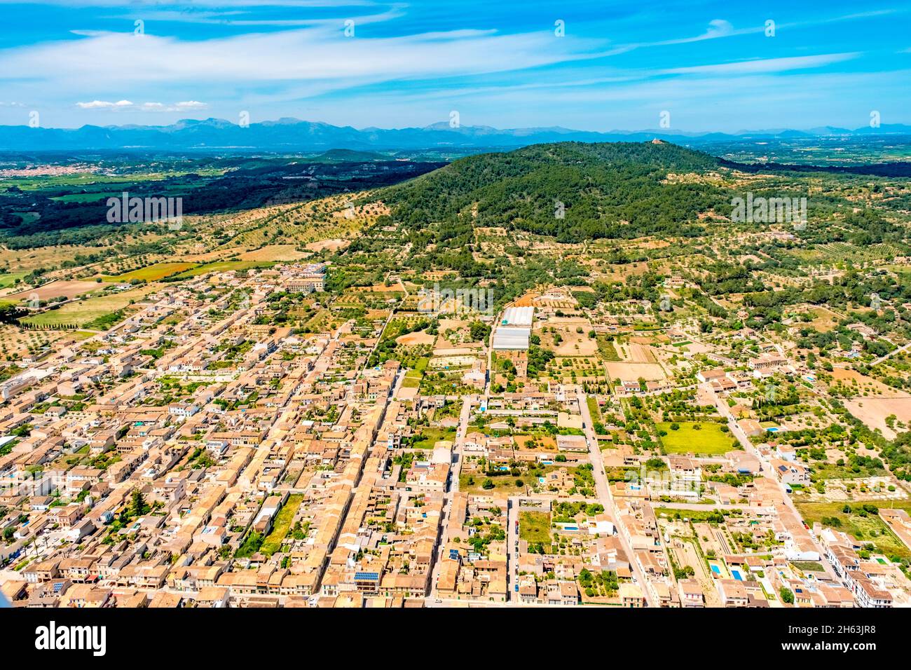 vista aerea, vista città vilafranca de bonany, santuari de bonany monastero sul puig de bonany, petra, europa, isole baleari, spagna Foto Stock