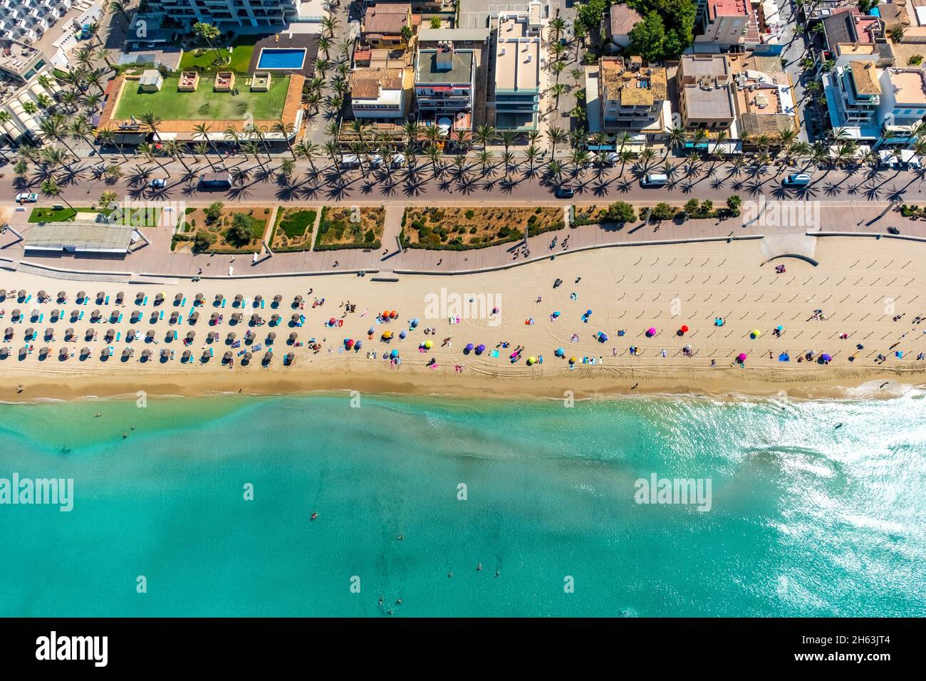 vista aerea, spiaggia e sole con ombrelloni di paglia a playa de palma,mallorca,isole baleari,spagna Foto Stock