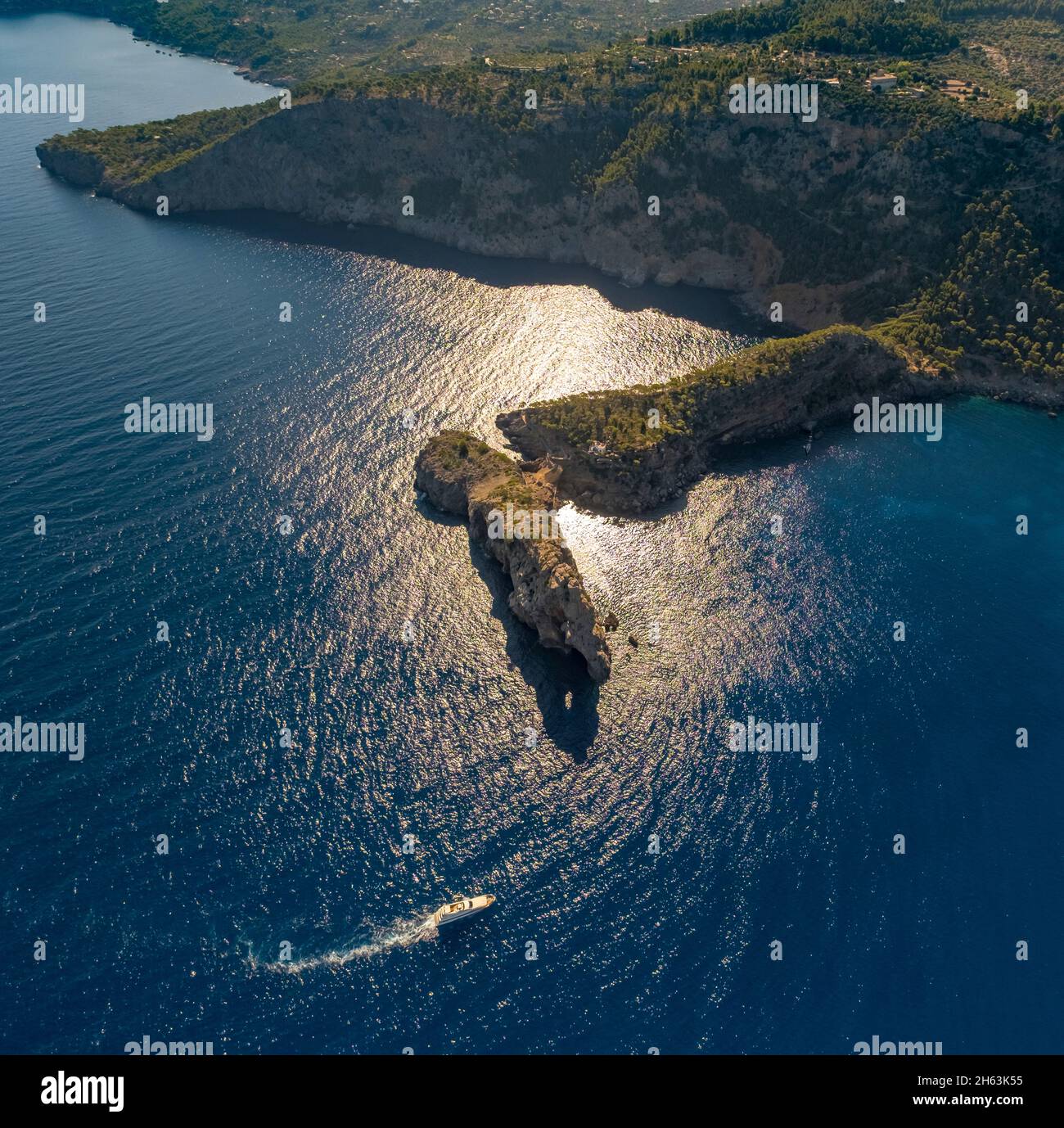 vista aerea, punta punta de sa foradada con buco nella roccia, barche a vela in una baia, maiorca, isole baleari, spagna Foto Stock