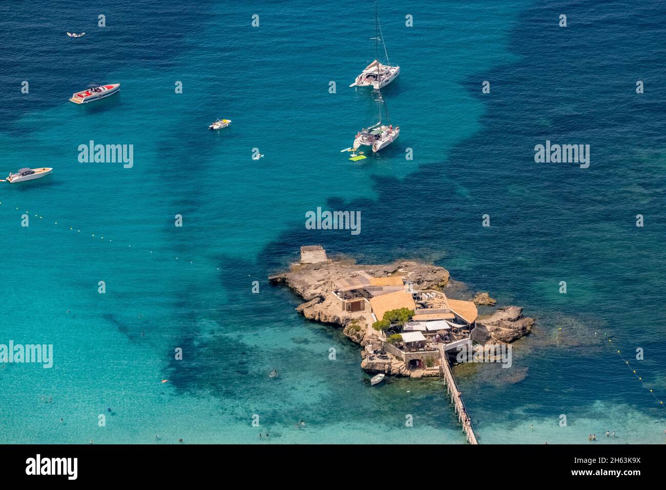 vista aerea, ristorante illeta sulla piccola isola con molo sulla spiaggia di platja de camp de mar, andratx, mallorca, isole baleari, spagna Foto Stock