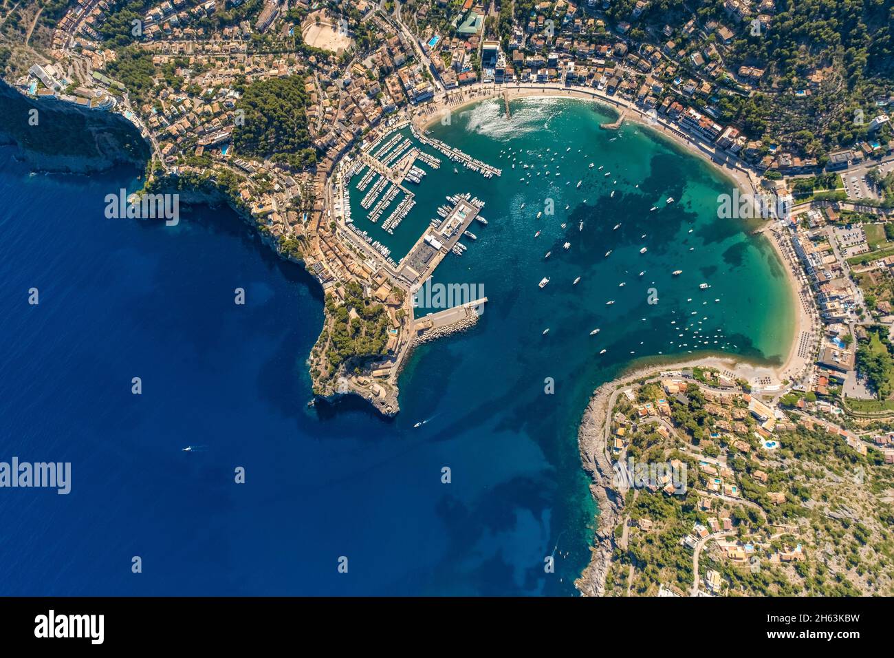 veduta aerea, port de sóller, porto di sóller, fari far de bufador e far de sa creu all'ingresso del porto, sóller, mallorca, isole baleari, spagna Foto Stock