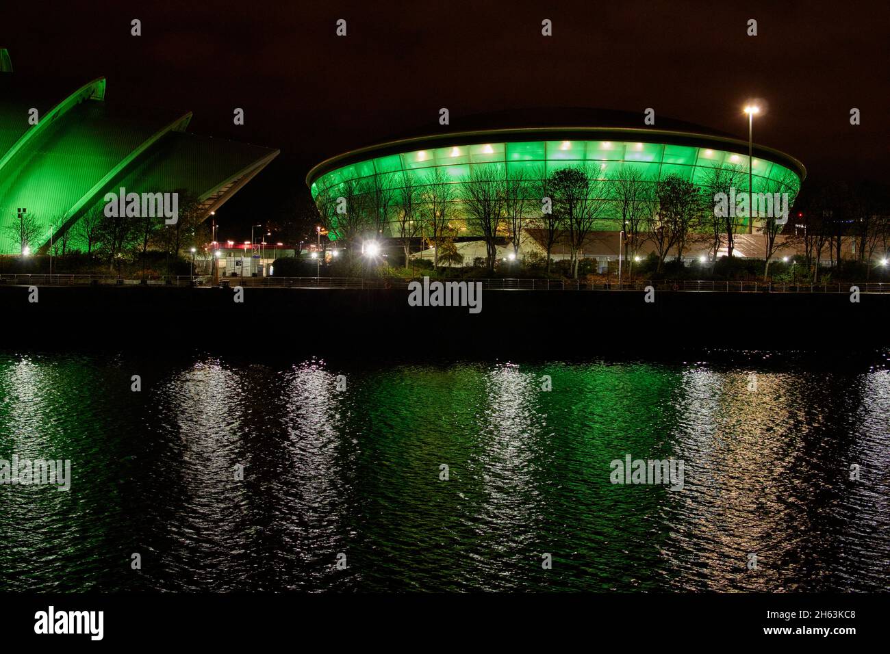 Il fiume Clyde accanto allo Scottish Event Campus di notte durante il COP 26 a Glasgow, Scozia, Regno Unito Foto Stock