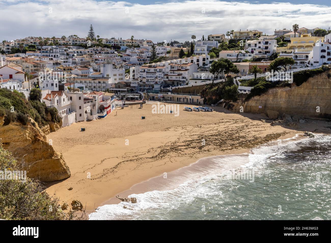il villaggio e la spiaggia di carvoeiro di giorno, portogallo, algarve, distretto di faro Foto Stock