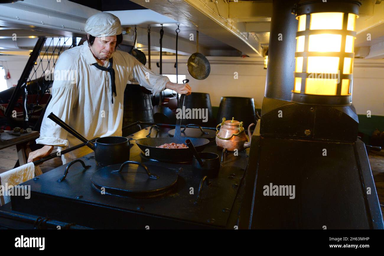 La cuoca nella cucina onboardHMS Trincomalee, costruita a Bombay, India nel 1817 è ora una nave museo a Hartlepool, County Durham, Inghilterra, Regno Unito Foto Stock