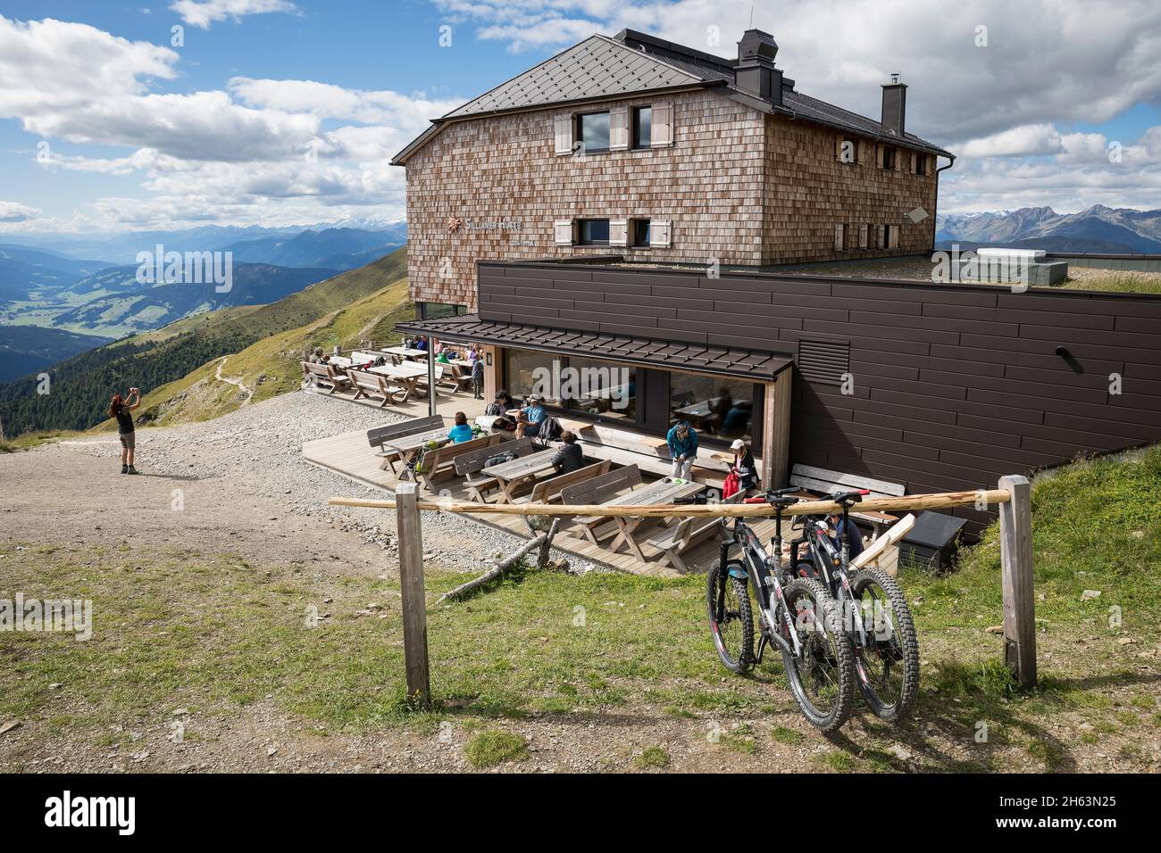 la baita sillianer (2,447 m), capanna alpina del club alpino austriaco sulla cresta principale del carnic, tirolo orientale, tirolo, austria Foto Stock