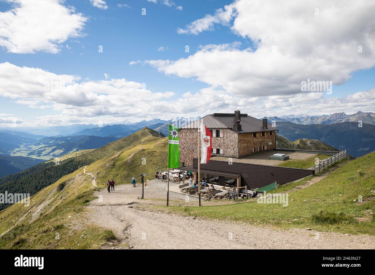 il sillianer hütte (2,447 m), capanna alpina del club alpino austriaco sulla cresta principale di carnic, a sinistra la capanna della cima del timone (2,433 m), tirolo orientale, tirolo, austria Foto Stock