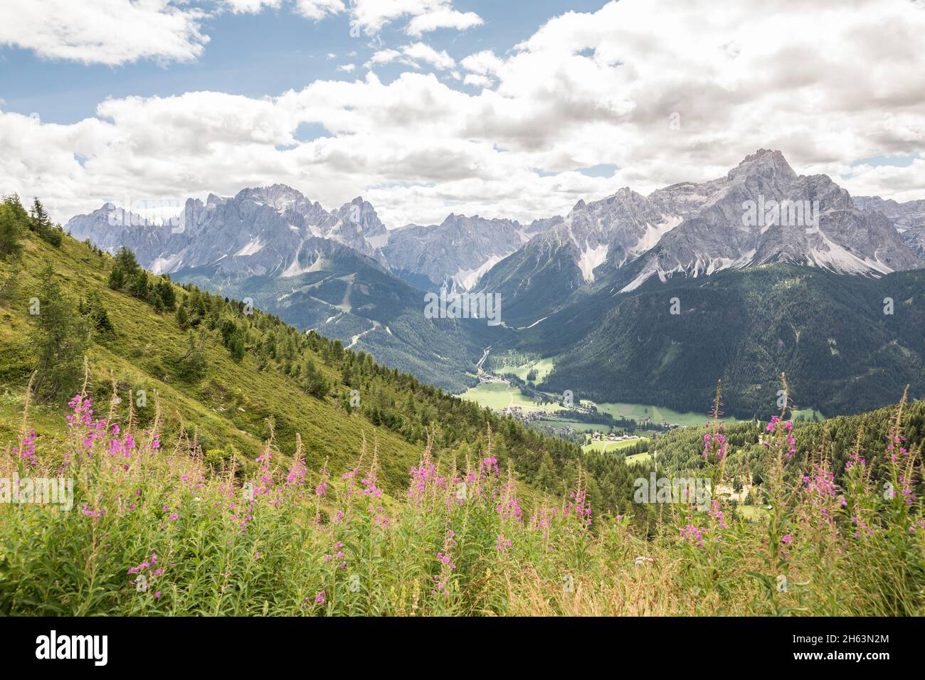 vista dal crinale carnic sulla valle di sesto fino alle dolomiti di sesto, città valle di moos, alto adige, italia Foto Stock