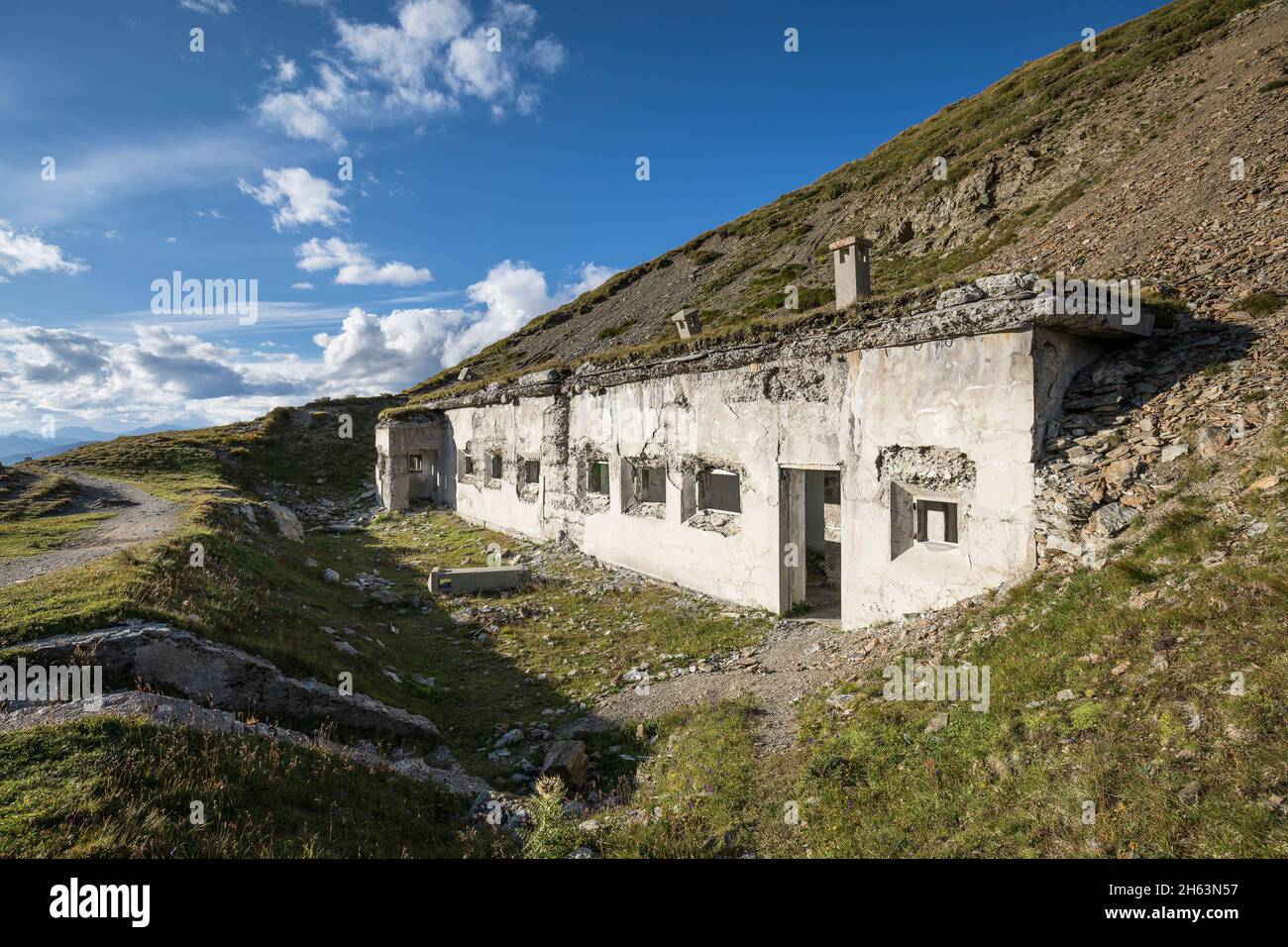 edifici della guerra di montagna nella guerra mondiale i sul karnischen höhenweg (anche friedensweg), sopra il sillianer hütte sulla cresta principale di carnic, zona di confine tra italia e austria, tirolo orientale, tirolo, austria Foto Stock