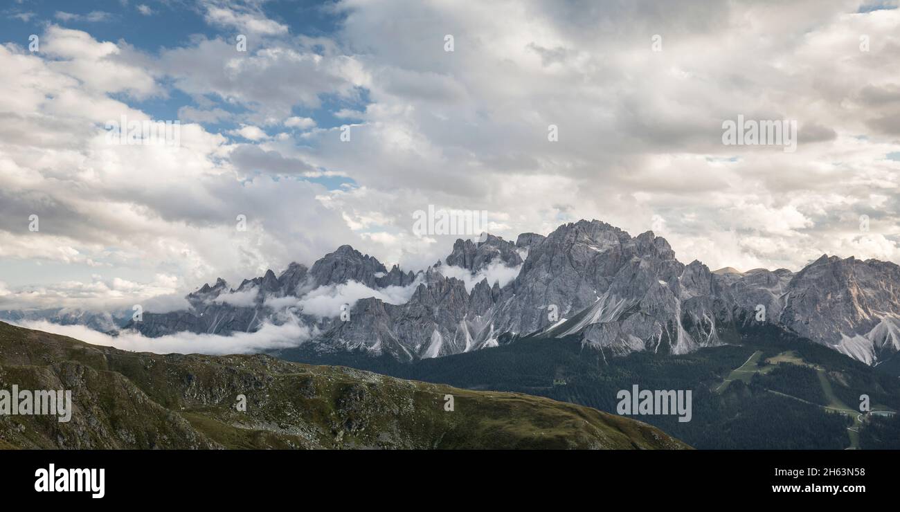 vista dall'alto sentiero carnic sul crinale principale del carnic sulla valle di sesto fino alle dolomiti di sesto, alto adige, italia Foto Stock