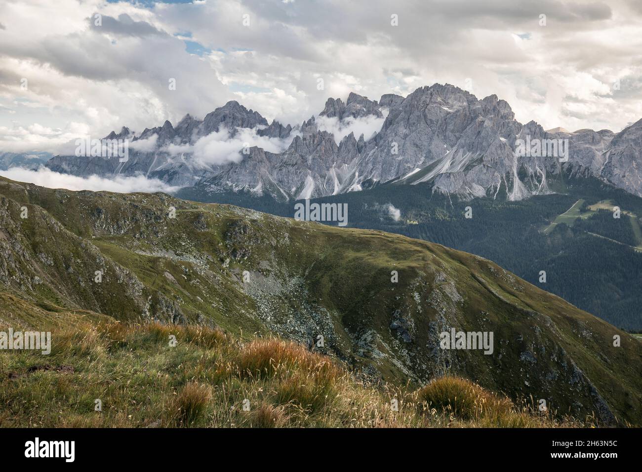 vista dall'alto sentiero carnic sul crinale principale del carnic sulla valle di sesto fino alle dolomiti di sesto, alto adige, italia Foto Stock