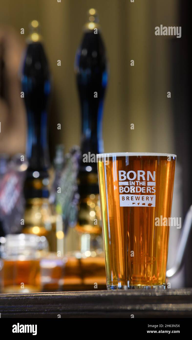 Pinta di birra in un pub bar nel confine scozzese Foto Stock