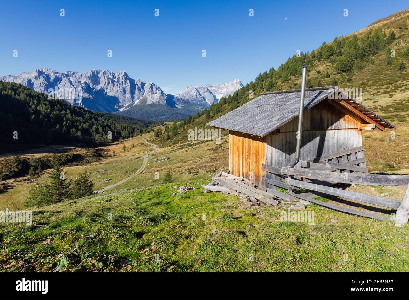hirtenhütte,piccola capanna privata in vallorera,confine tra veneto e alto adige,zona carnica occidentale,italia Foto Stock