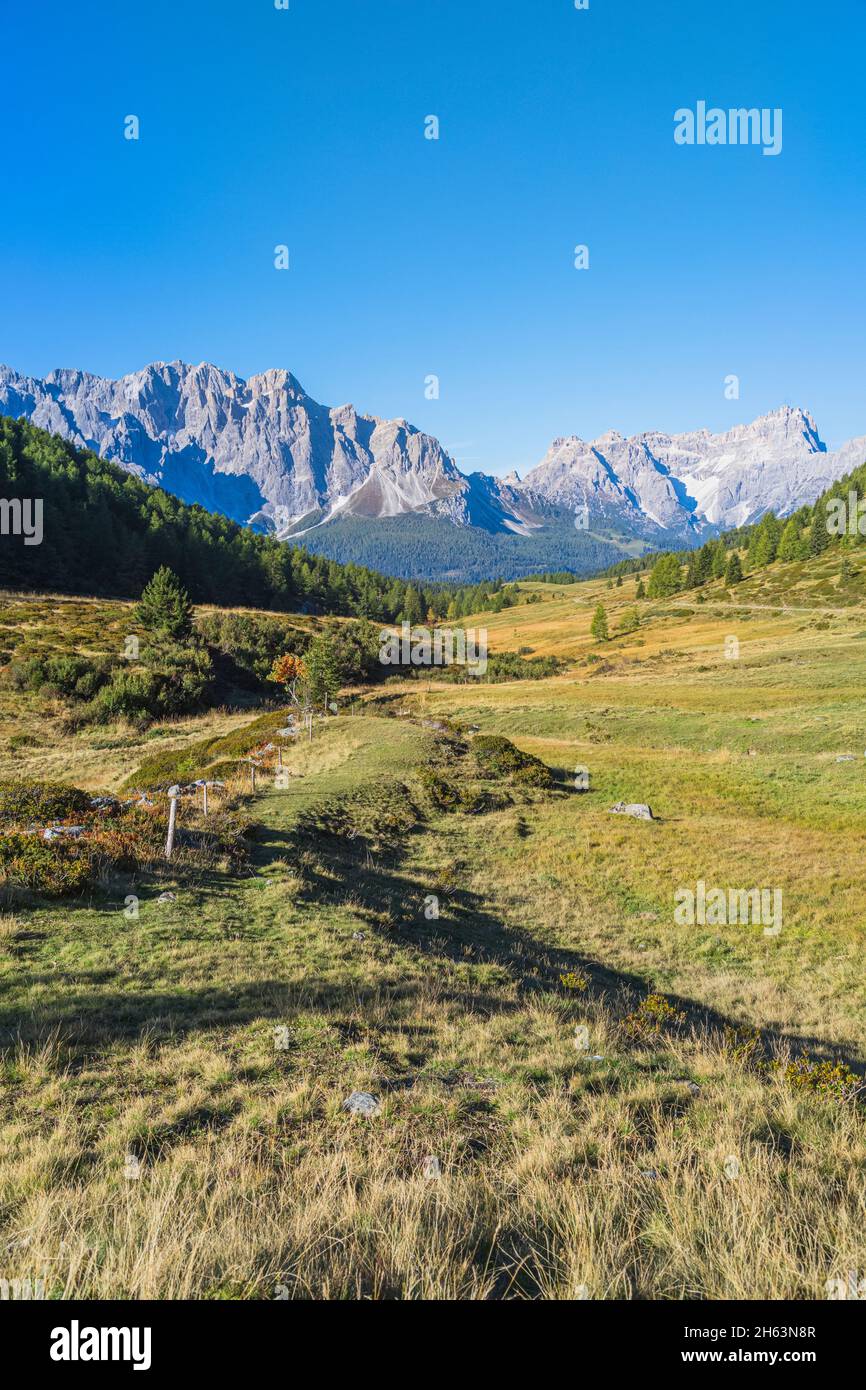 vista della vallorera al confine tra veneto e alto adige, sullo sfondo sesto dolomiti, italia Foto Stock