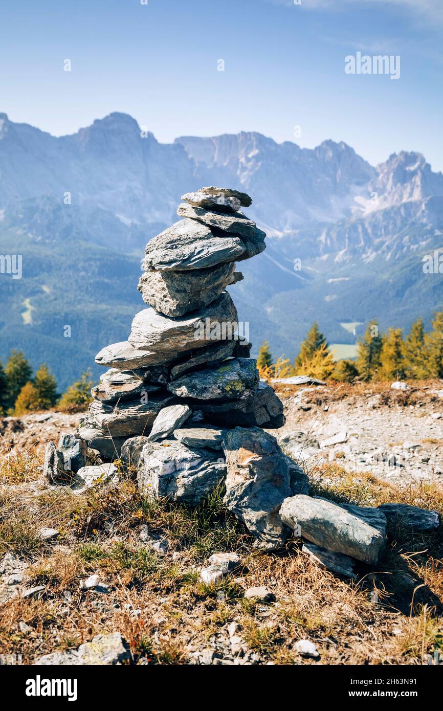 stoanerne mandln,caino o lapideo lungo il sentiero del passaggio carnico sulla cresta di confine tra italia e austria,alpi orientali,prealpi carniche,comelico,belluno,veneto,italia Foto Stock