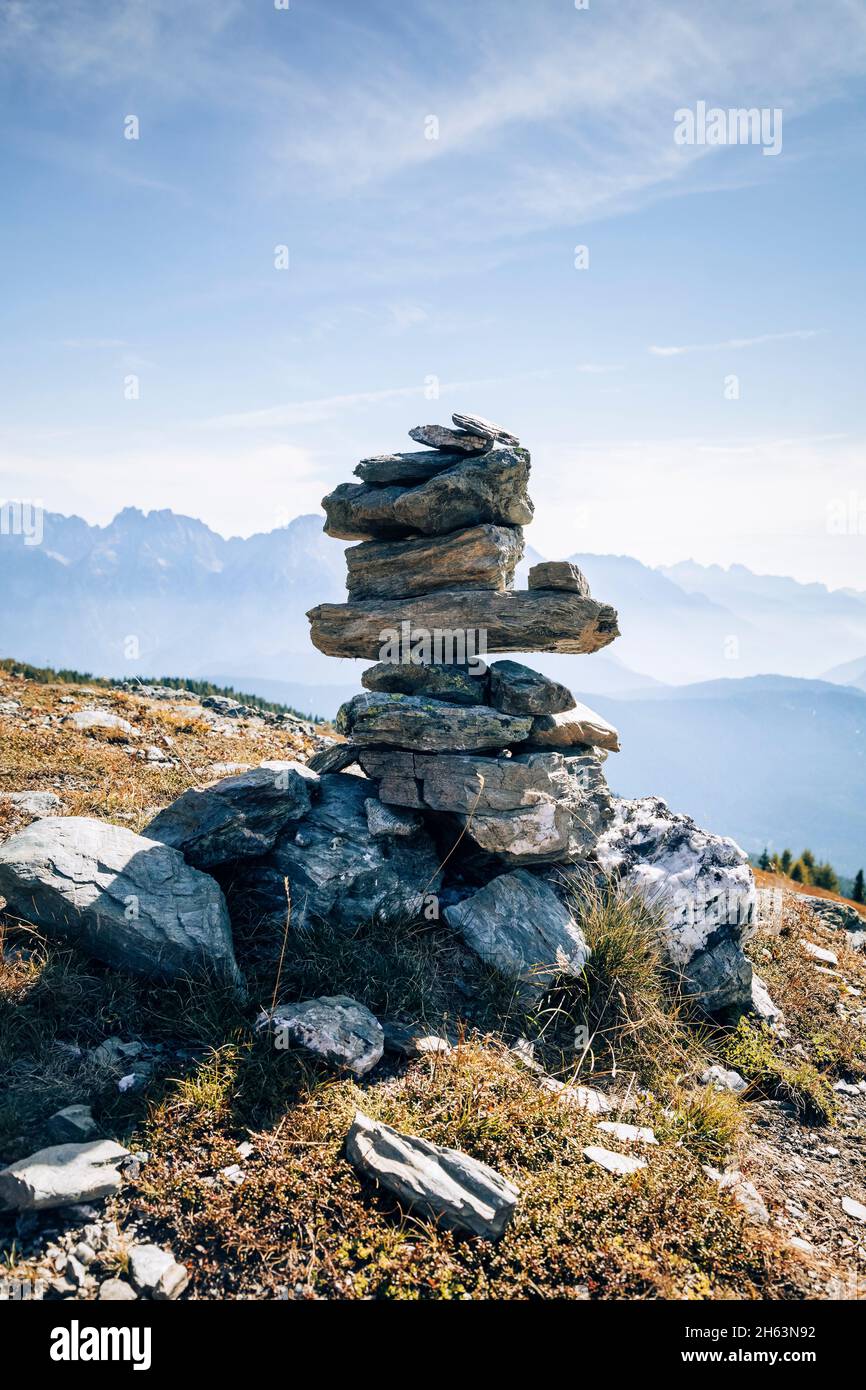 stoanerne mandln,caino o lapideo lungo il sentiero del passaggio carnico sulla cresta di confine tra italia e austria,alpi orientali,prealpi carniche,comelico,belluno,veneto,italia Foto Stock