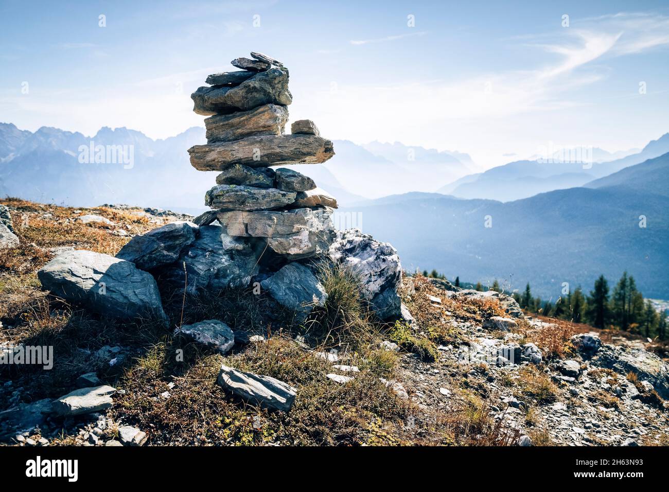 stoanerne mandln,caino o lapideo lungo il sentiero del passaggio carnico sulla cresta di confine tra italia e austria,alpi orientali,prealpi carniche,comelico,belluno,veneto,italia Foto Stock