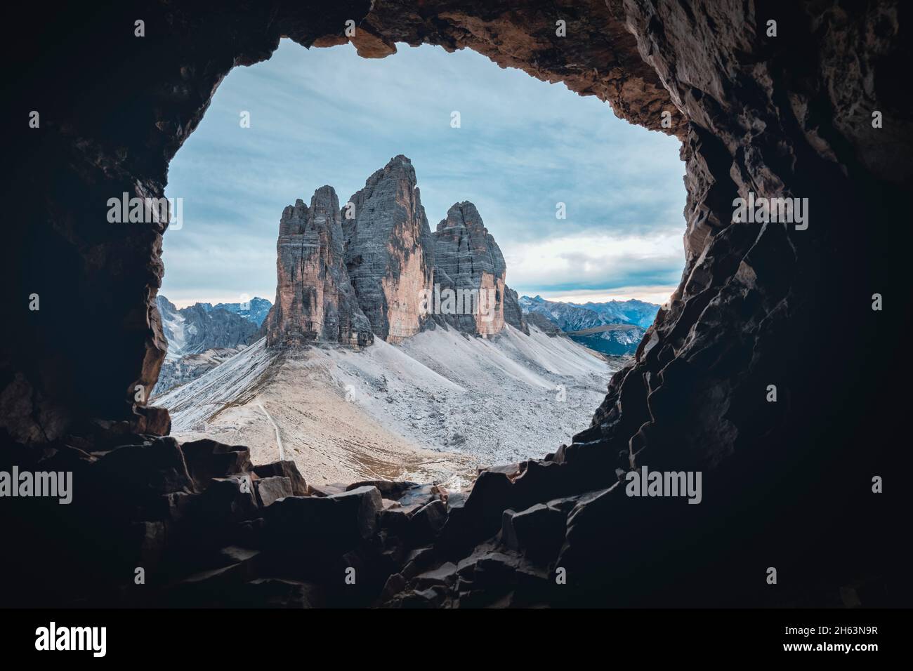 tre cime di lavaredo viste attraverso una finestra scolpita nella roccia,dolomiti,auronzo di cadore,belluno,veneto,italia Foto Stock